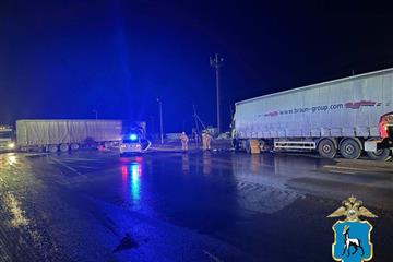 Ночью в Елховском районе столкнулись грузовики
