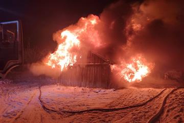 В Новосемейкино пожарные всю ночь боролись с крупным возгоранием