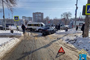 Женщина и ребенок пострадали при столкновении двух легковушек и автобуса в Самаре