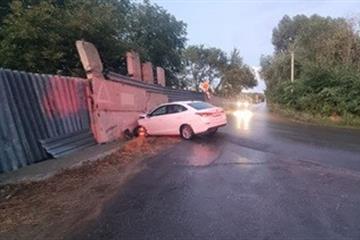 В Волжском районе водитель врезался в бетонный забор, есть пострадавший
