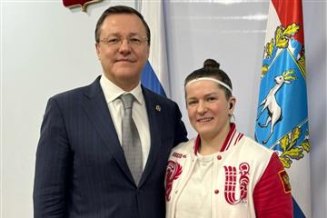 Губернатор Дмитрий Азаров встретился с паралимпийской чемпионкой, на которую напали в Самаре