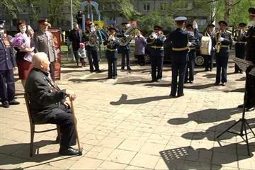 По поручению Дмитрия Азарова к Дню Победы более чем 15 тысяч ветеранов губернии получат дополнительные выплаты
