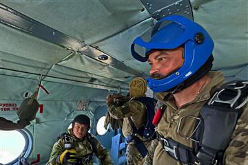Более 200 новобранцев соединения спецназа ЦВО совершили первые прыжки с парашютом в Самарской области