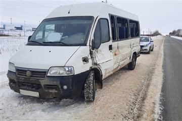 Два человека пострадали при столкновении грузовика и микроавтобуса в Самарской области