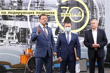 Дмитрий Азаров отметил достижения работников нефтяной, газовой и топливной промышленности региона