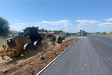 В селе Подъем-Михайловка Волжского района завершили укладку верхнего слоя асфальта на региональной дороге