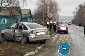 В Октябрьске водитель легковушки неудачно развернулся, два человека госпитализированы