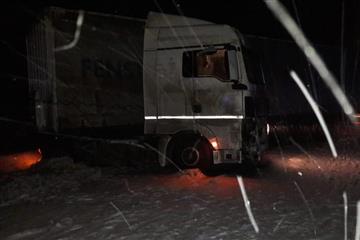 На трассе между Самарой и Тольятти грузовик ударился о столб и легковушку
