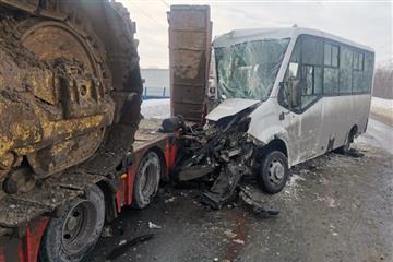 В Усть-Кинельском 126-й автобус врезался в тягач "Скания"
