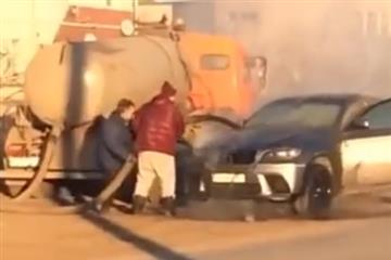 В Самаре загоревшийся автомобиль BMW потушили с помощью ассенизаторской машины