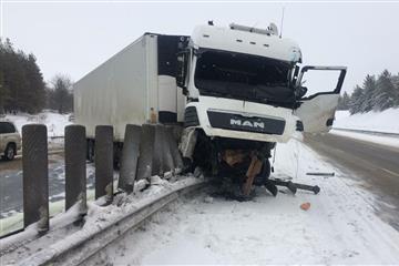 Водитель грузовика попал в больницу после ДТП на трассе М-5 в Самарской области