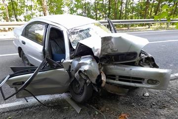 В Жигулевске водитель разбил машину, врезавшись в дерево