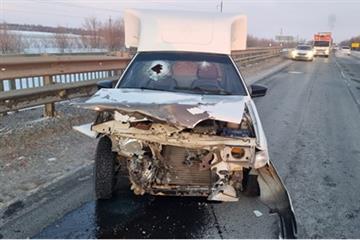 В Кинельском районе пострадал пассажир фургона, врезавшегося в отбойник