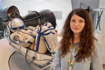 МКС: зачем космонавтам засовывать кашу в носки, для чего нужны "крохоборы" и почему новички на орбите набивают синяки
