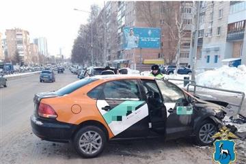 В Самаре легковушка врезалась в пешеходное ограждение на ул. Ново-Садовой