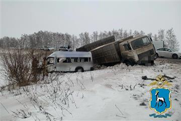 Под Сызранью столкнулись микроавтобус и грузовик