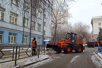 На уборку снега в Самаре в ближайшие сутки выйдет 300 спецмашин