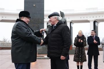 Владимир Волков принял участие в церемонии передачи ключей от школьных автобусов и машин скорой медицинской помощи
