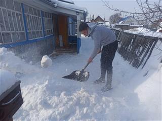 Кинельские волонтеры помогают жителям с уборкой снега