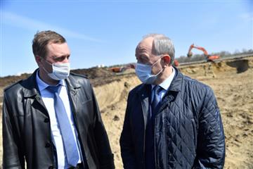 Губернатор Валерий Радаев проконтролировал ход строительства областного онкоцентра