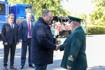 Олег Мельниченко вручил представителям лесной отрасли награды и ключи от новой противопожарной техники