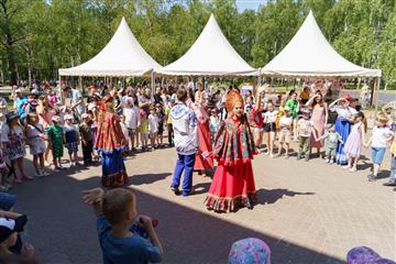 В благоустроенном по нацпроекту нижегородском парке прошел фестиваль "В гостях у сказки"