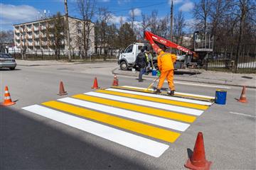 В Дзержинске начали ямочный ремонт дорог и нанесение разметки