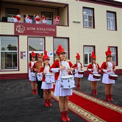 Жители оренбургского села Елшанка Первая смотрят концерты в обновленном Доме культуры