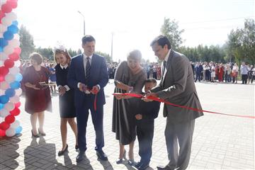 Первый звонок для 343 учеников прозвенел в новой школе в поселке станции Суроватиха Нижегородской области