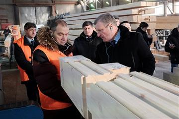 Игорь Васильев посетил одно из крупнейших в России предприятий по производству домов из клееного бруса
