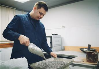 В Саратовской области в преддверии работ по нацпроекту проверяют качество будущего асфальта
