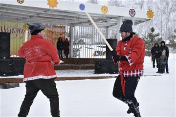 Скоморохи, окрутники и уха: В Благовещенске весело проводили зиму
