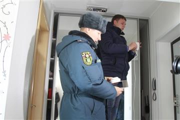 В Кинеле продолжается установка пожарных извещателей жилых помещениях многодетных семей