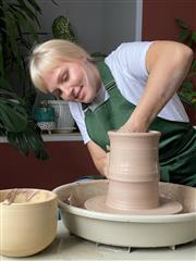 Жительница Кунгурского округа на средства соцконтракта открыла студию керамики