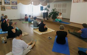 В Энгельсском центре соцобслуживания открылся йога-клуб для пожилых людей