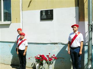 Мемориальную доску погибшему на Украине Илье Вдовину установили на стене родного дома