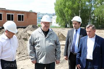 Олег Мельниченко проверил ход строительства школ и распорядился обеспечить кадрами новые учреждения образования