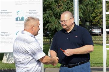 Олег Мельниченко вручил ключи от новых санитарных автомобилей