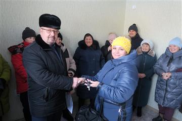 Семьи из нижегородского поселка по национальному проекту "Жилье и городская среда" получили новые квартиры