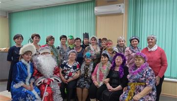 Участницы асекеевского женского клуба "У волшебного очага" посвятили своё заседание новогодним праздникам
