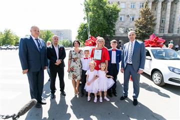 Пять многодетных семей Оренбуржья получили автомобили