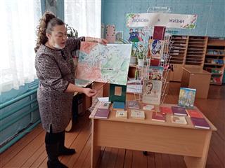 В Новокутовской сельской библиотеке прошел час памяти "Тепло рук поэта"