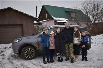 Новый автомобиль от государства получила многодетная семья из Кинеля