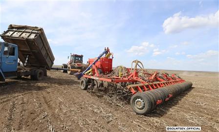 Старт посевной: в Оренбуржье засеяли первые 700 гектаров