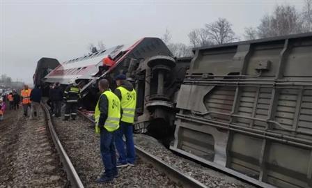 Прокуратура опубликовала фото с места схода поезда с рельсов в Ульяновской области