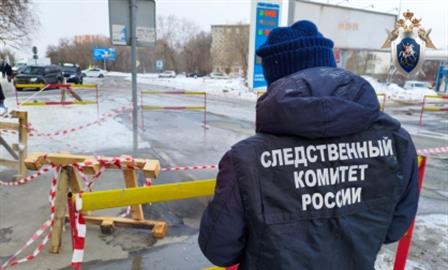 В Оренбурге в районе пешеходного перехода провалился асфальт, два человека пострадали