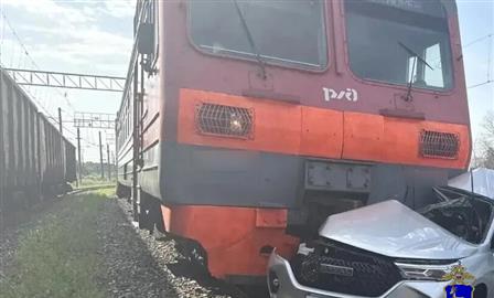В столкновении автомобиля с поездом в Сызрани погиб человек
