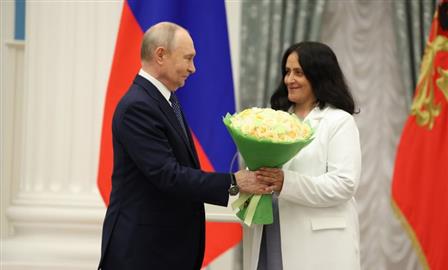 Владимир Путин вручил орден "Мать-героиня" многодетной маме из Саранска Наталье Автаевой
