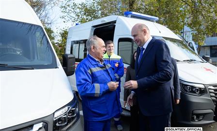 Глава Оренбуржья вручил ключи от новых автомобилей службе скорой помощи