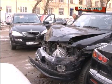 В Самаре Nissan Patrol снес столб и протаранил два автомобиля (видео)